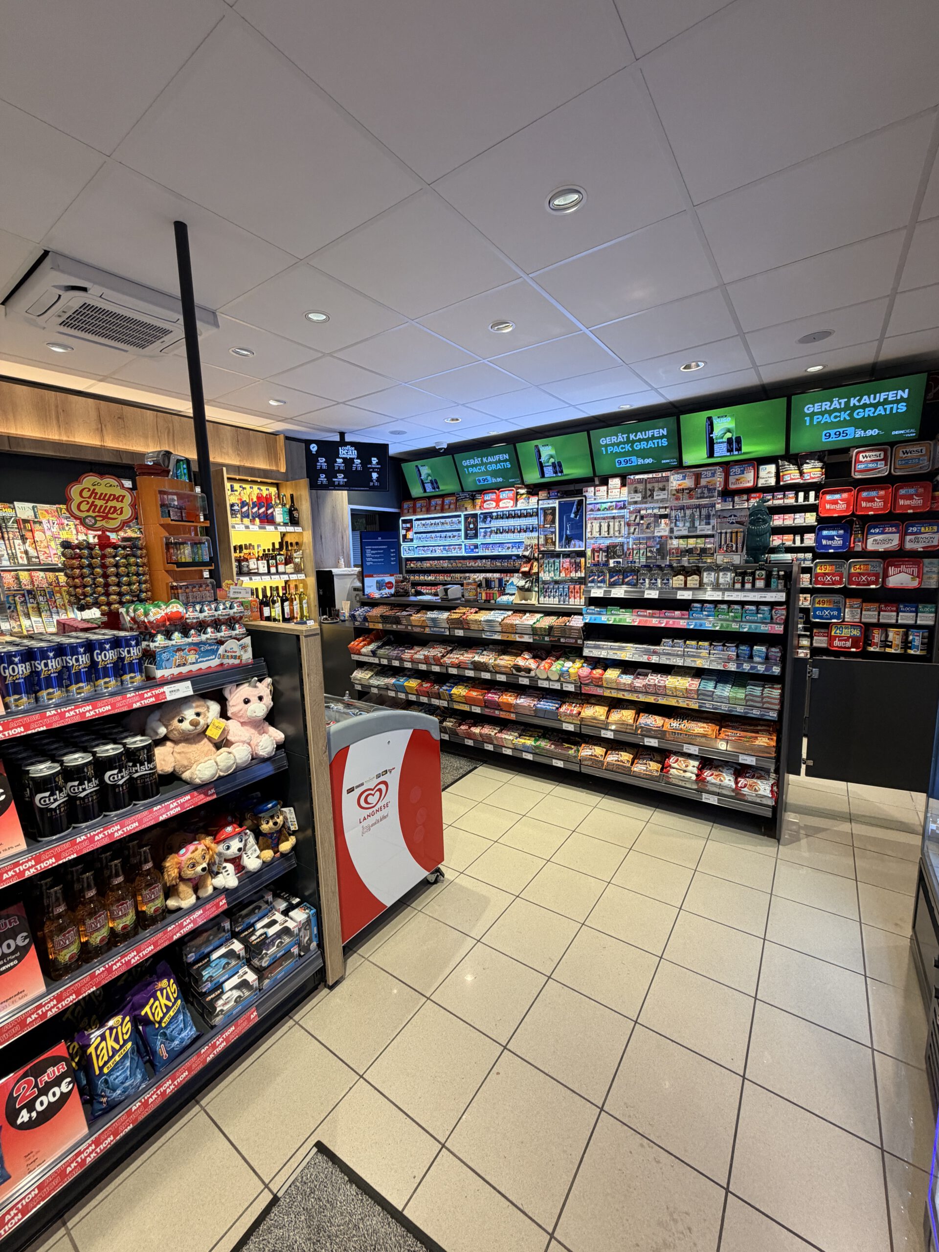 Tankstelle in Nohfelden: Innenansicht des Shops der Tankstelle Kern mit Getränken, Snacks und weiteren Produkten.
